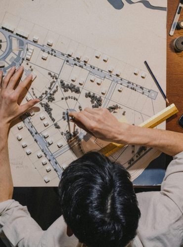 Man is bezig met bouwkundig tekenwerk. (Illustratie)