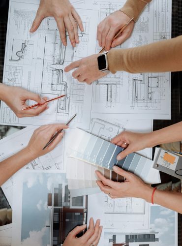 Illustratie van iemand die bouwbegleiding leid. Hierin wordt er besroken hoe de uitvoering verloopt.